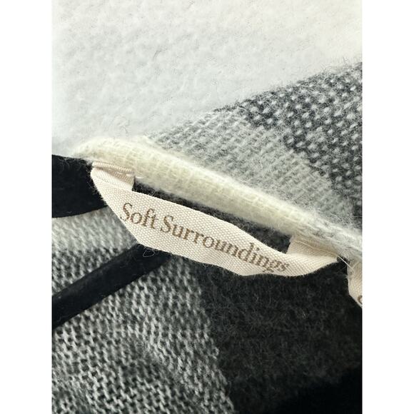 Soft Surroundings Womens Poncho Black Cream Checkmate One Size Cozy Comfy Fringe - Picture 2 of 6